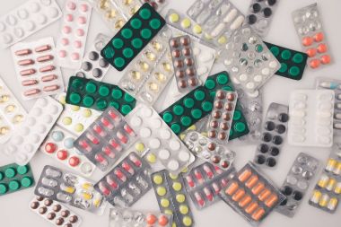 blister paketleri haplarla yığını