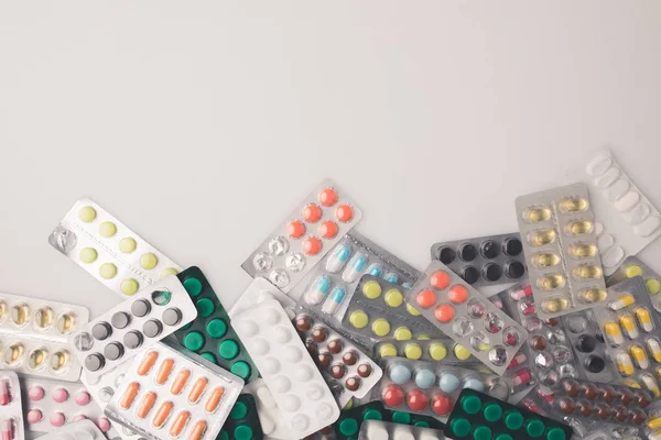 A tabletták szétszórt buborékfóliában — Stock Fotó