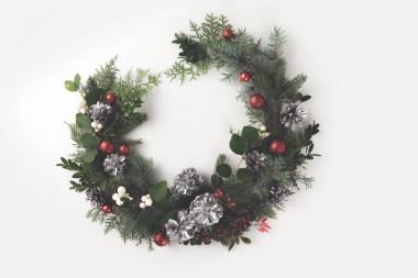 topları, koni ve ökseotu ile Noel çelenk