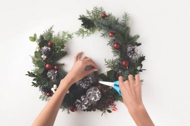 Noel çelenk çam dalları üzerinden yapmak