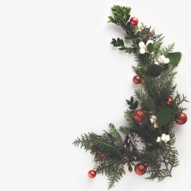 Çam dalları ile Noel topları 