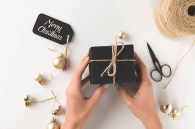mevcut ve neşeli Noel etiketi
