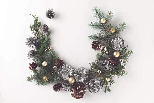 Corona de Navidad hecha de ramas de abeto —  Fotos de Stock