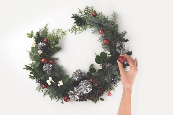 Mão fazendo grinalda de Natal — Fotografia de Stock