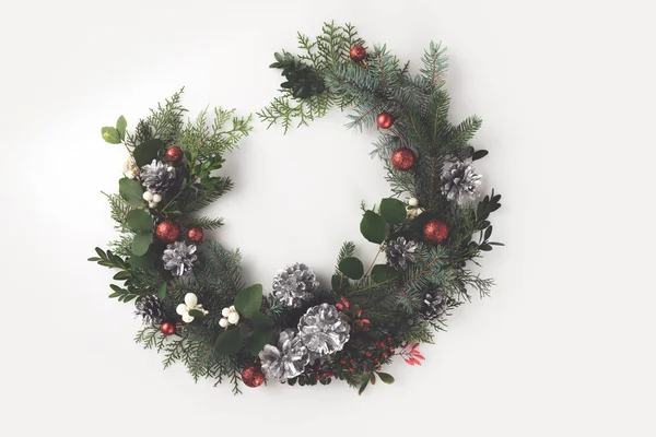 Couronne de Noël avec boules, cônes et gui — Photo