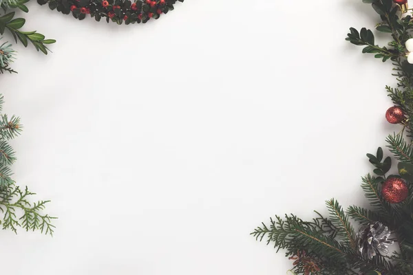 用冷杉树枝制成的圣诞框架 — 图库照片