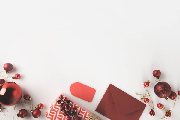 подарок на Рождество и конверт
