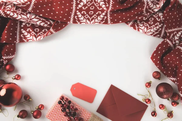 Presente de Natal, cachecol e envelope — Fotografia de Stock