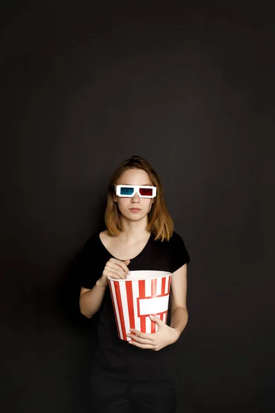 Woman with bucket of popcorn — Stock Photo, Image
