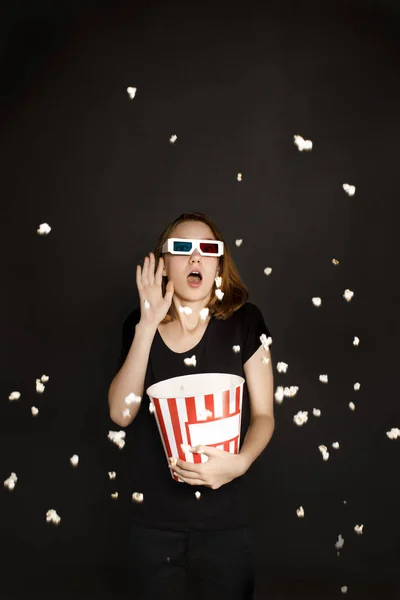 Жінка з відром попкорну — Безкоштовне стокове фото