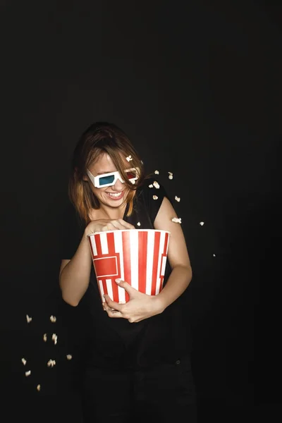 Kobieta z wiadro popcornu — Zdjęcie stockowe