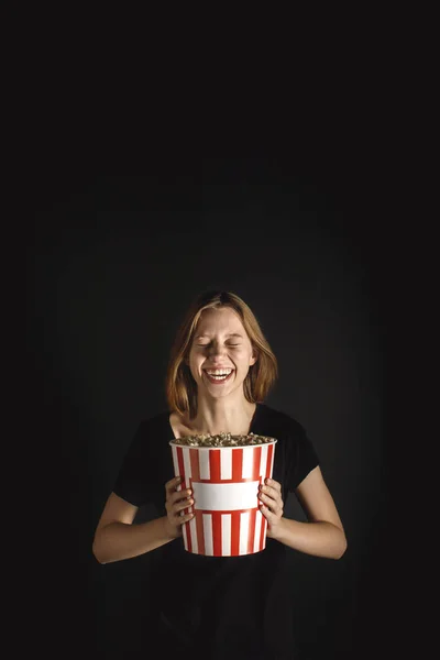 Жінка з відром попкорну — стокове фото