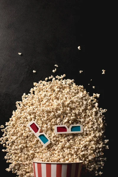 Rozlane popcorn z okularami 3d — Zdjęcie stockowe