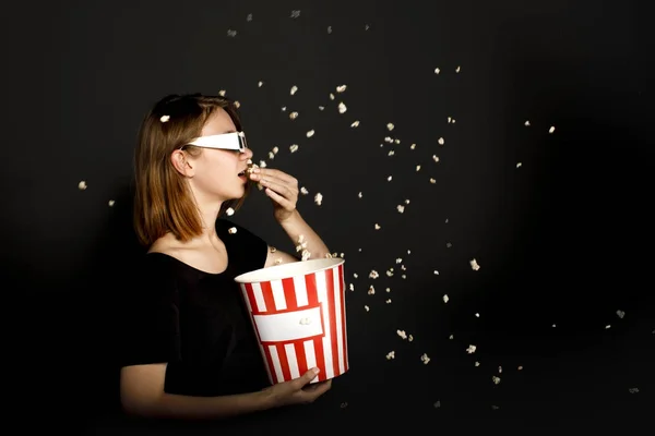 Woman in 3d glasses eating popcorn — Stock Photo, Image
