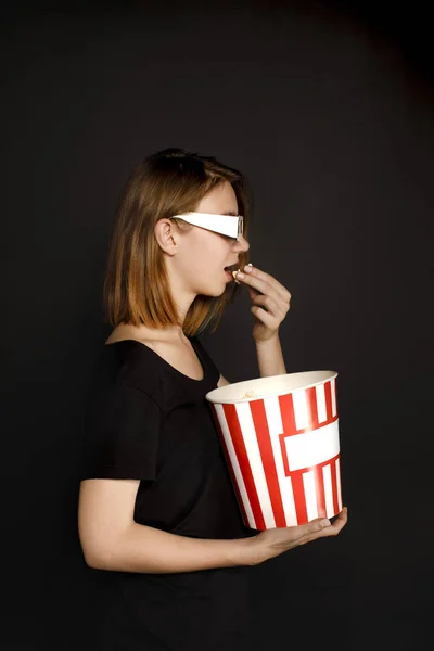 Γυναίκα στα γυαλιά 3d τρώγοντας ποπ κορν — Φωτογραφία Αρχείου