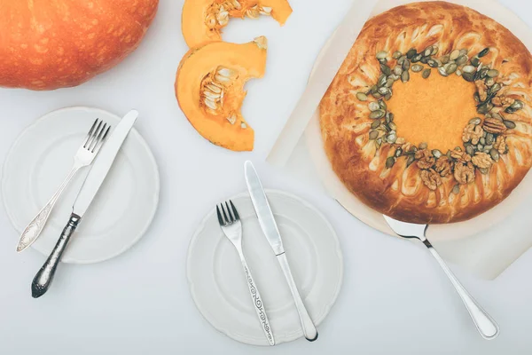 Kürbiskuchen mit Tischdekoration — Stockfoto