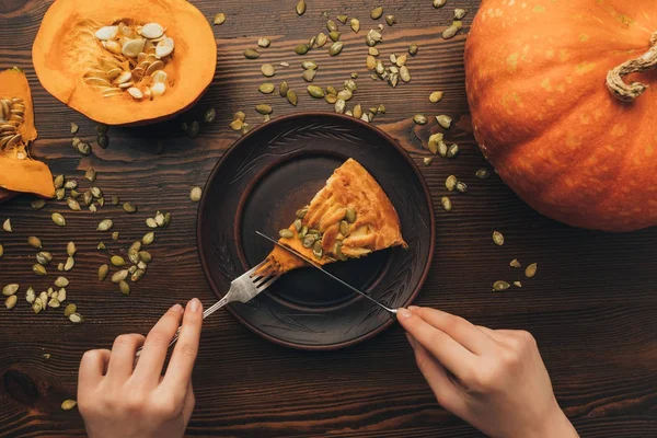 Vrouw snijden Pumpkin pie — Stockfoto