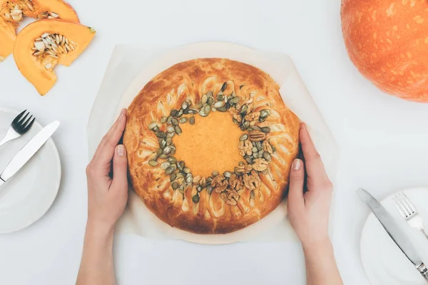 Mujer sosteniendo pastel de calabaza — Foto de stock gratuita