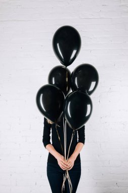 kadın holding siyah balon