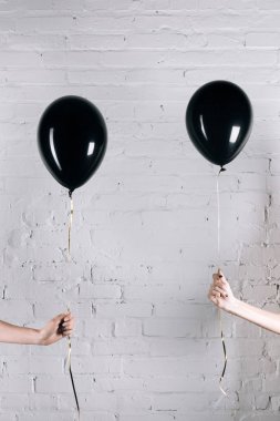 siyah balon tutan kadın