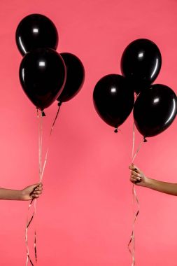ellerinde siyah balon