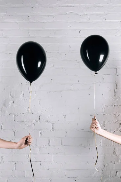 Women holding black balloons — Stock Photo, Image