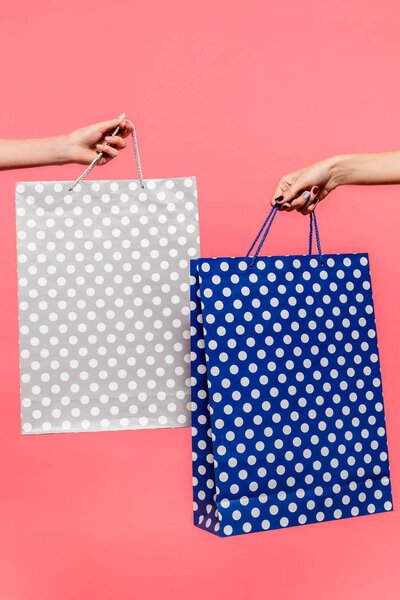 Сумки в руках
