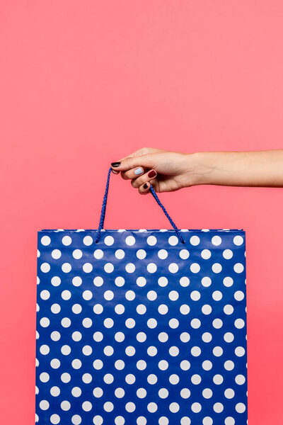 человек держит сумку
