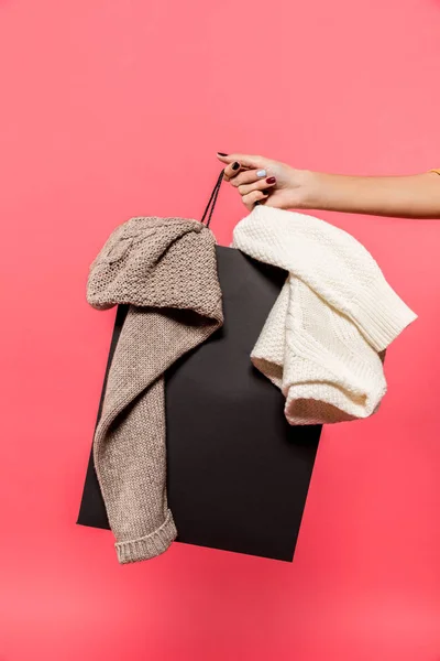 Mujer sosteniendo bolsa de compras con ropa — Foto de Stock