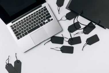 laptop ve siyah fiyat etiketleri