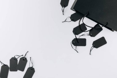 Siyah çanta ve fiyat etiketleri