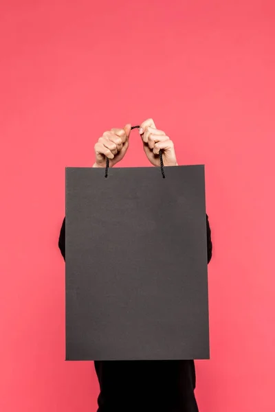 Kvinna som håller i shoppingväska — Stockfoto