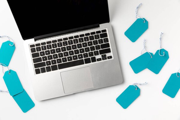 ноутбук и чистые этикетки
