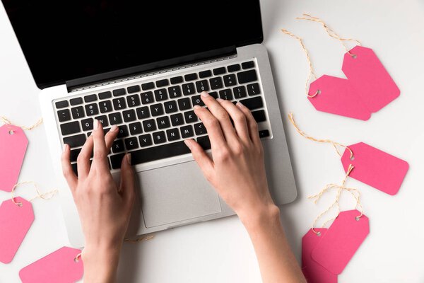 Женщина печатает на ноутбуке