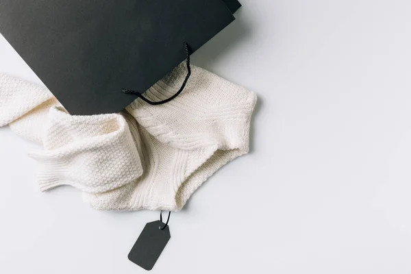 Bolsa de papel con suéter en el interior — Foto de Stock