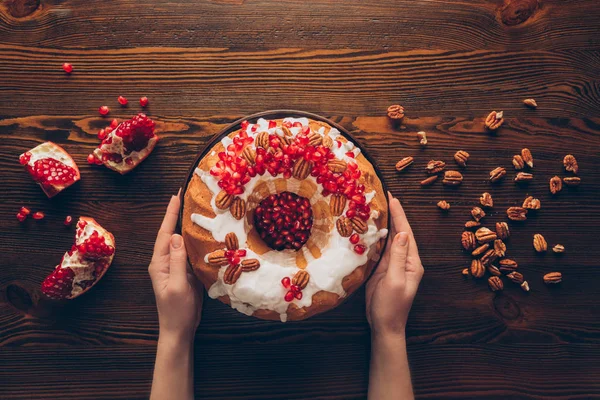 Руки з різдвяним тортом — стокове фото