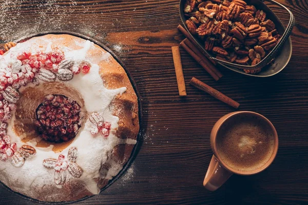 Gâteau de Noël fait maison et café — Photo