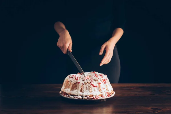 Frau schneidet traditionellen Kuchen — Stockfoto