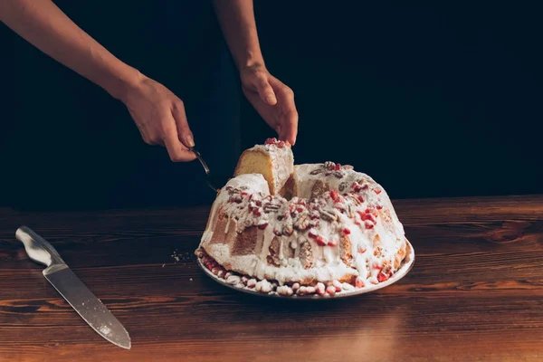 Cutting traditional christmas cake — Stock Photo, Image