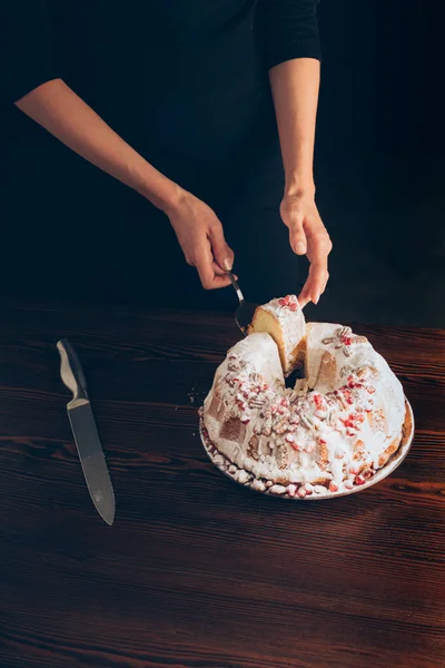 Vrouw snijden kerst cake — Stockfoto