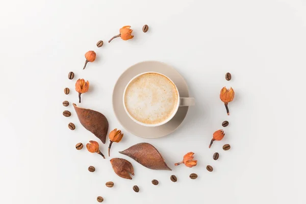 Tazza di caffè con fiori — Foto Stock