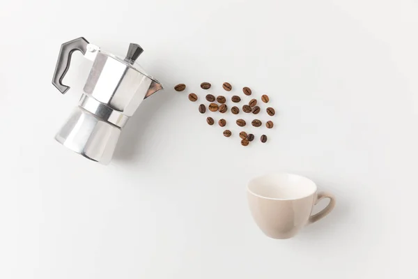 Granos de café que vierten de la olla —  Fotos de Stock