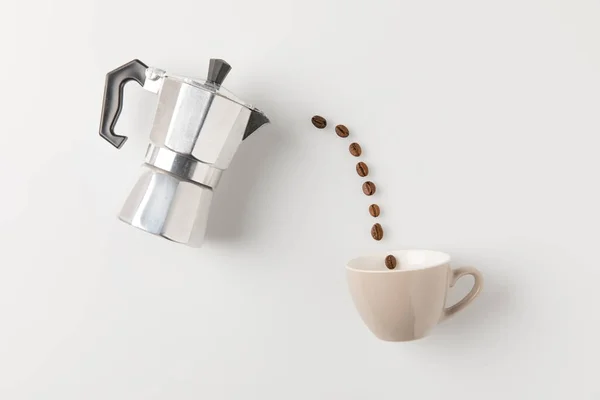 Kahve çekirdekleri pot dökme — Stok fotoğraf