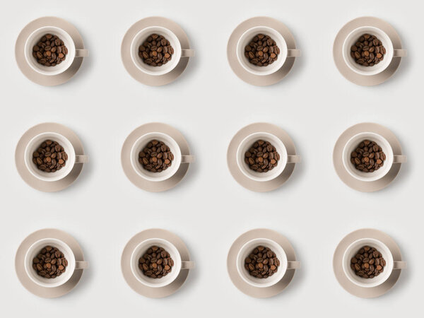 чашки с кофейными зёрнами
