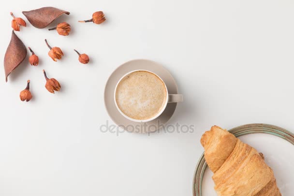 Koffiekopje en een croissant — Stockvideo