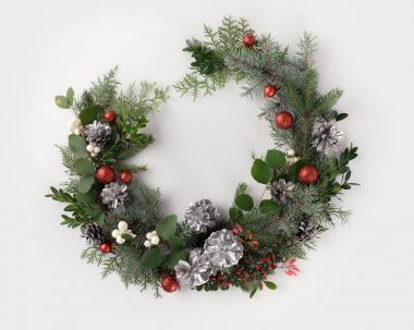 topları, koni ve ökseotu ile Noel çelenk