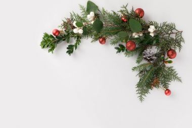 Çam dalları ile Noel topları 