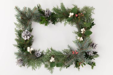 Ökse otu ve çam kozalakları ile Noel çerçeve