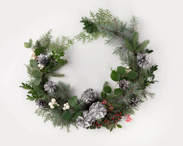 Christmas wreath with fir branches and mistletoe — Stock Photo, Image