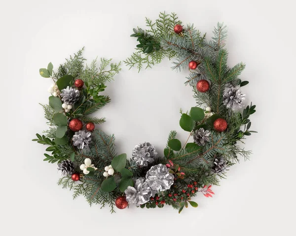 Christmas wreath with balls, cones and mistletoe — Stock Photo, Image